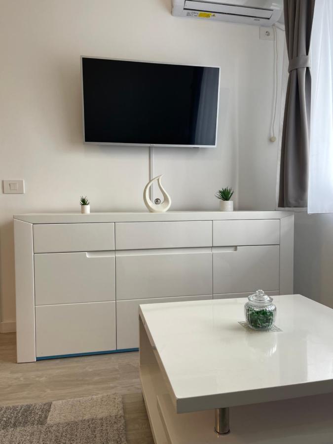 Phoenix Luxury Apartment Орадя Екстер'єр фото